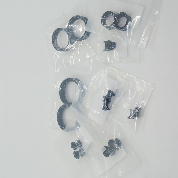NWT 8 PIECE EAR GAUGES